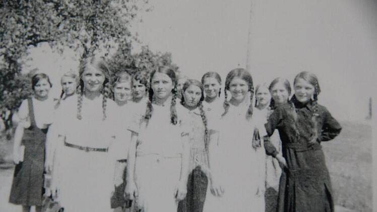In Martha Firmbachs Jugend gab es noch viel mehr Kinder in Limbach, hier ein Gruppenbild mit den Limbacher Mädchen ihres Alters von schätzungsweise 1929, Martha vorne in der Mitte.privat