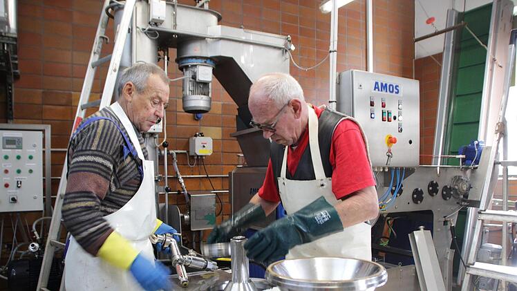 Jedes einzelne Teil der Obstpresse wird von Matthäus Scheer (links) und Fritz Wüst gründlich gereinigt.  Foto: Andreas Dorsch