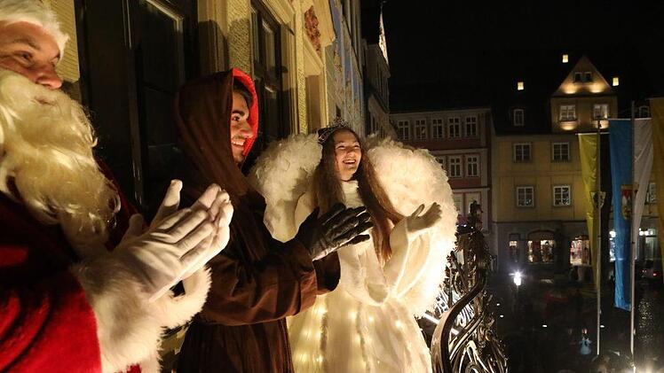 Das Christkind strahlt mit dem Nikolaus und Knecht Ruprecht um die Wette. Foto: Barbara Herbst