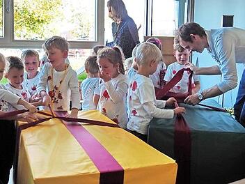 Da strahlen die Kinderaugen: Die Kleinen packen ein großes Geschenk aus, in dem sich - wie sich herausstellen sollte - bequeme Sitzkissen befinden. Foto: Andrea Spörlein