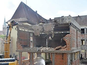 Im Juni rückten die Bagger an, das Rathaus wurde abgerissen.  Foto: Bernhard Panzer
