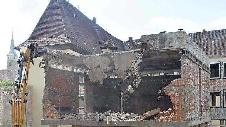 Im Juni rückten die Bagger an, das Rathaus wurde abgerissen.  Foto: Bernhard Panzer