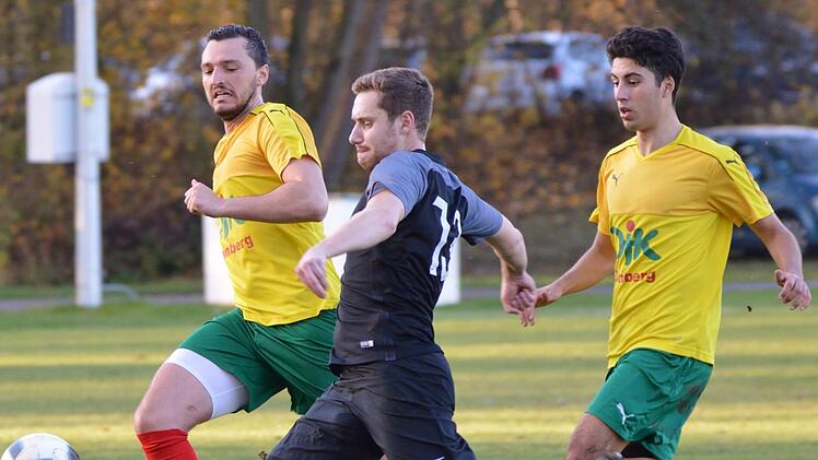 Adrian Kremer vom TSV Marktzeuln (Mitte) wird im Sommer Spielertrainer der SG Roth-Main. Foto: Gunther Czepera
