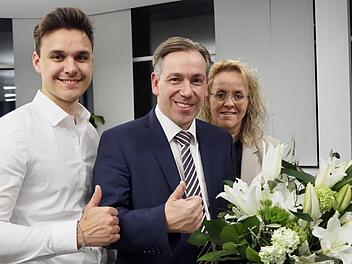Daumen hoch für zweite Amtszeit: So strahlt Landrat Alexander Tritthart im Beisein von Ehefrau Angelika und Sohn Marc.  Foto: Landratsamt ERH