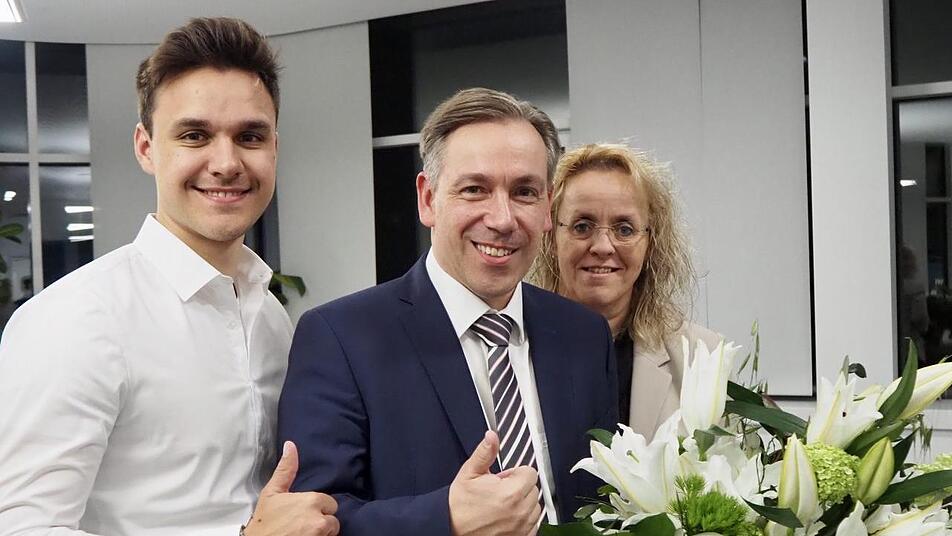 Daumen hoch für zweite Amtszeit: So strahlt Landrat Alexander Tritthart im Beisein von Ehefrau Angelika und Sohn Marc.  Foto: Landratsamt ERH