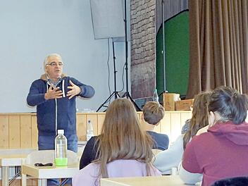 Der Dichter Nevfel Cumart zog die Herzogenauracher Schüler in seinen Bann. Foto: Richard Sänger