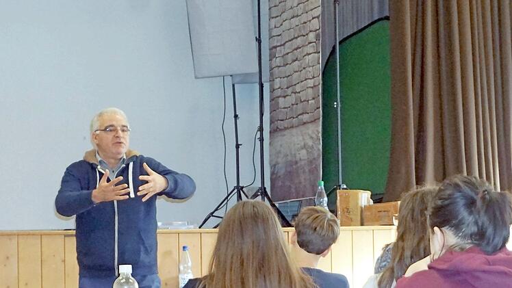 Der Dichter Nevfel Cumart zog die Herzogenauracher Schüler in seinen Bann. Foto: Richard Sänger