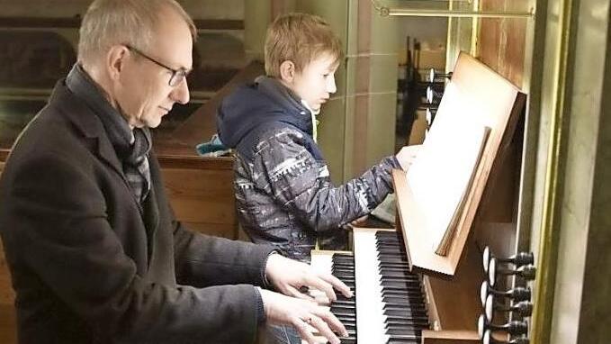 Dekanatskantor Wolfgang Schneider aus Ebern faszinierte bei der adventlichen Orgelandacht in der Marienkirche in Königsberg die Zuhörer mit seinem Orgelvortrag. Assistiert wurde der Kirchenmusiker bei der Registrierung der Stücke von seinem Sohn Simon.  Foto: Gerold Snater