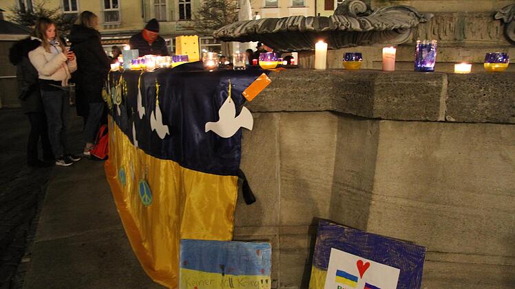 "Bitte Frieden. Keiner will Krieg!"  stand auf den Schildern am Brunnen. Foto: Sonny Adam