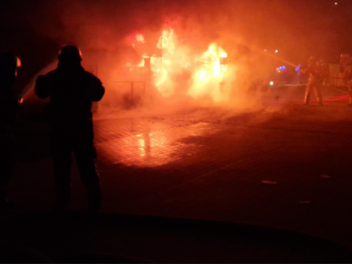 Von zwei Seiten griffen Einsatzkräfte der Feuerwehr Bamberg die Flammen an der Lagerhalle der Lebenshilfe an.