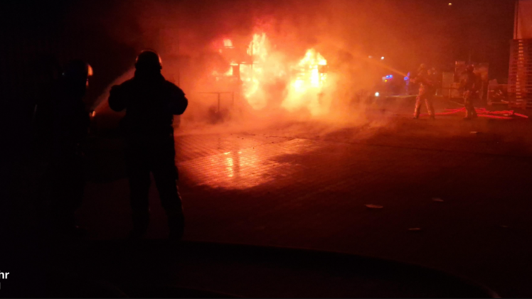Von zwei Seiten griffen Einsatzkräfte der Feuerwehr Bamberg die Flammen an der Lagerhalle der Lebenshilfe an.