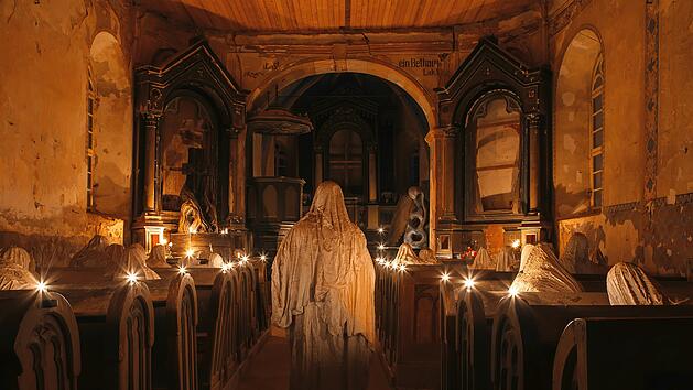 Lukov&aacute; St.-Georgs-Kirche Kirche Kirchenruine Geisterkirche Kerze Kerzenlicht Gipsfiguren Jakub Hadrava Kunstinstallation Ghosts Geistergestalten Kirchenb&auml;nke Spirit Messe Sakralraum Verfall Lost Place Dark Tourism Horror Reiseziele Europa Gruselige Orte Tschechien Westb&ouml;hmen Atmosph&auml;re Stille G&auml;nsehaut Unheimlich Fotomotiv Herbst Reise Inspiration