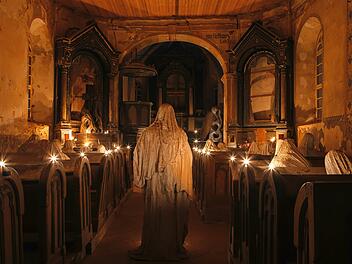 Lukov&aacute; St.-Georgs-Kirche Kirche Kirchenruine Geisterkirche Kerze Kerzenlicht Gipsfiguren Jakub Hadrava Kunstinstallation Ghosts Geistergestalten Kirchenb&auml;nke Spirit Messe Sakralraum Verfall Lost Place Dark Tourism Horror Reiseziele Europa Gruselige Orte Tschechien Westb&ouml;hmen Atmosph&auml;re Stille G&auml;nsehaut Unheimlich Fotomotiv Herbst Reise Inspiration