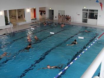 Das 25-Meter-Becken des Hallenbads müssen sich sportliche und geruhsame Schwimmer, Kinder, Familien, Vereine und Schulgruppen teilen. Interessenkonflikte sind da nicht zu vermeiden.  Fotos: Vanessa Schneider
