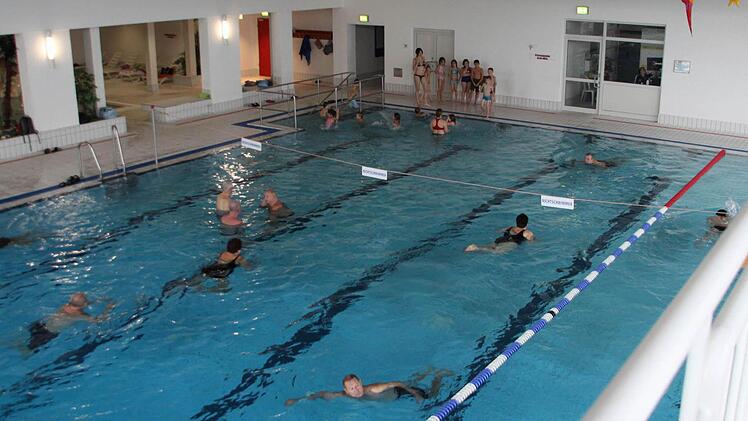 Das 25-Meter-Becken des Hallenbads müssen sich sportliche und geruhsame Schwimmer, Kinder, Familien, Vereine und Schulgruppen teilen. Interessenkonflikte sind da nicht zu vermeiden.  Fotos: Vanessa Schneider