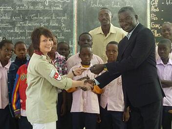 Jutta Geiger übergibt die Spende von 650 Euro für die Schulpatenschaft für Pfadfinder an der katholischen Grundschule Thiès.