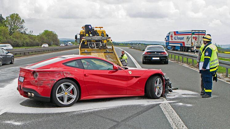 Mit der Bergung des Ferrari waren unter anderem die Polizei, ADAC und Helfer des THW beschäftigt. Foto: News5/Grundmann