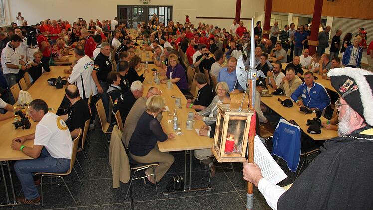Türmer Michael Hofmann begrüßte mit einem Stoß ins Horn und wünschte in Versen viele sportiche Erfolge.