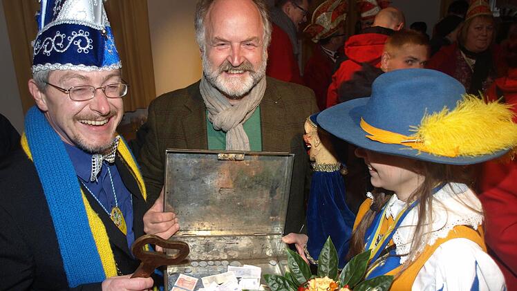 Ortsreferent Albrecht Schreck (Mitte) übergibt Schlüssel und Kasse an Prinzessin Franziska I. und Präsident Matthias Besler Foto: Stefan Geiger