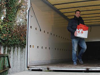 Noch sind die Laster für den Hilfstransport nach Rumänien leer. Aber Initiator Torsten Schönsee hofft bis zum 10. Dezember auf viele Weihnachtspäcken aus der Bevölkerung. Foto: Thomas Heuchling