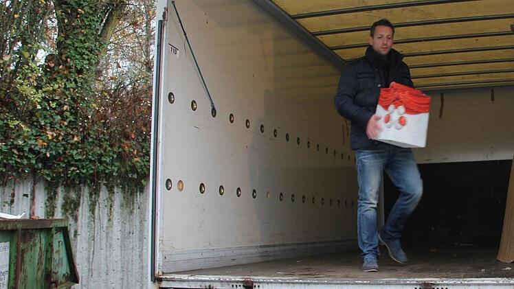 Noch sind die Laster für den Hilfstransport nach Rumänien leer. Aber Initiator Torsten Schönsee hofft bis zum 10. Dezember auf viele Weihnachtspäcken aus der Bevölkerung. Foto: Thomas Heuchling