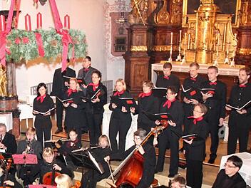 Georg Schlee (am Pult) musiziert mit dem Chor und dem Orchester. Die Zuhörer singen gemeinsam "Tochter Zion". Wie gut das Konzert besucht war, zeigt die Perspektive von der Kanzel.  Fotos: Johanna Blum