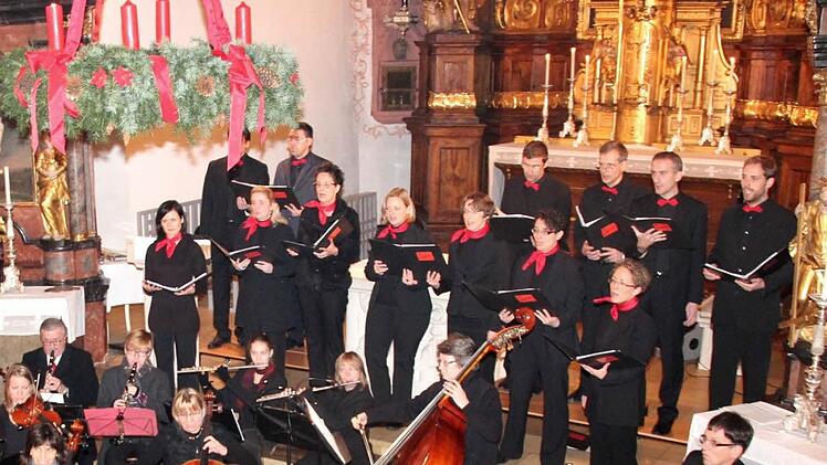 Georg Schlee (am Pult) musiziert mit dem Chor und dem Orchester. Die Zuhörer singen gemeinsam "Tochter Zion". Wie gut das Konzert besucht war, zeigt die Perspektive von der Kanzel.  Fotos: Johanna Blum