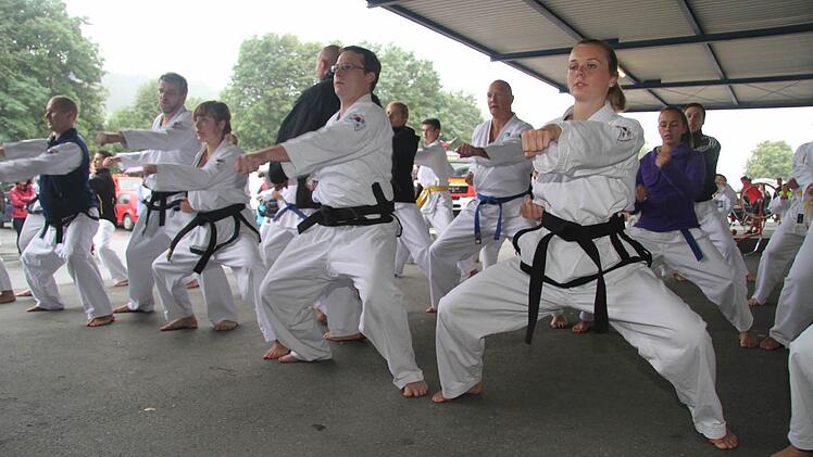 Die Taekwondoler mieden die rutschige Bühne und zeigten ihre Kampfkunst unter dem Vordach. Foto: Sonja Adam