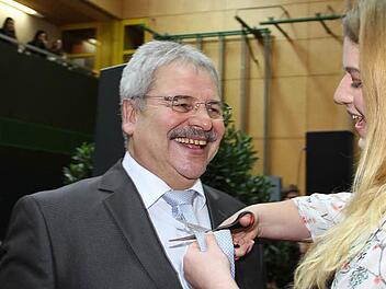 Am Ende der Verabschiedung von Rudolf Kodalle (li.) ging es dessen Krawatte an den Kragen. Schülerin Natalie Jaye (re.) schnitt sie kurzerhand ab. Fotos: Gerda Völk
