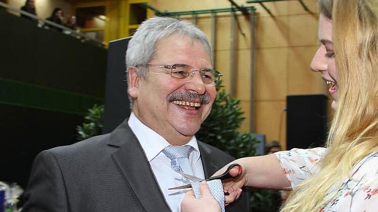Am Ende der Verabschiedung von Rudolf Kodalle (li.) ging es dessen Krawatte an den Kragen. Schülerin Natalie Jaye (re.) schnitt sie kurzerhand ab. Fotos: Gerda Völk