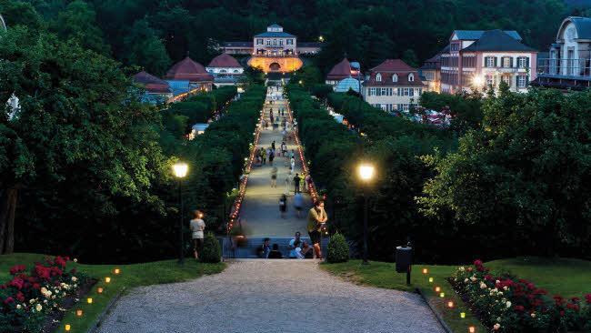 Rund 5000 Lichter sorgen beim Parkfest für eine einmalig romantische Stimmung im gesamten Schlosspark.  Foto: Staatliche Kurverwaltung