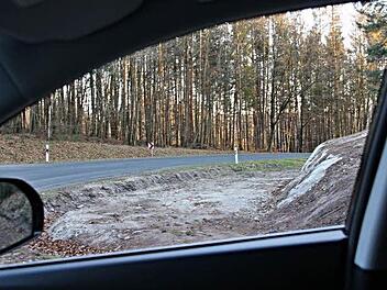 Betrachtet man die Fläche, die vom Straßengraben bis zur Böchung, hier in Richtung Bramberg gesehen zurück genommen wurde, wird deutlich, dass vor der Maßnahme die Sicht auf die Kreisstraße HAS 60 recht gering war.  Foto: Helmut Will