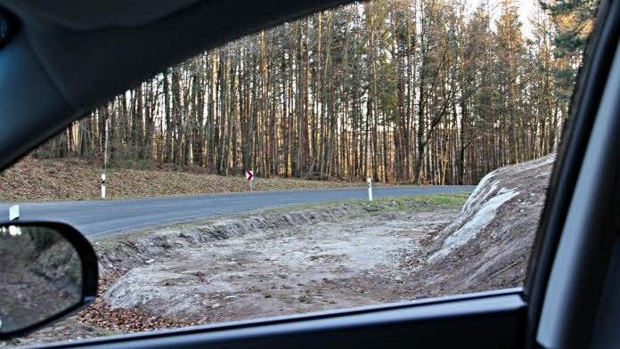 Betrachtet man die Fläche, die vom Straßengraben bis zur Böchung, hier in Richtung Bramberg gesehen zurück genommen wurde, wird deutlich, dass vor der Maßnahme die Sicht auf die Kreisstraße HAS 60 recht gering war.  Foto: Helmut Will