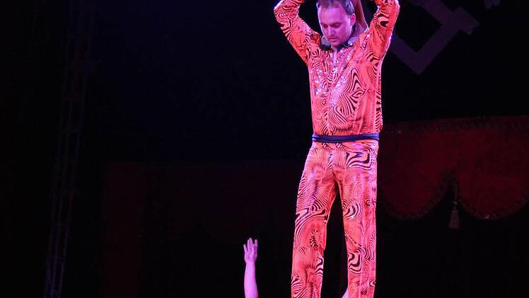 Bei der Balance-Nummer wirkte die ganze Familie mit: Der Papa balancierte auf der Rolle, Tochter Latoya s auf seinen Schultern.