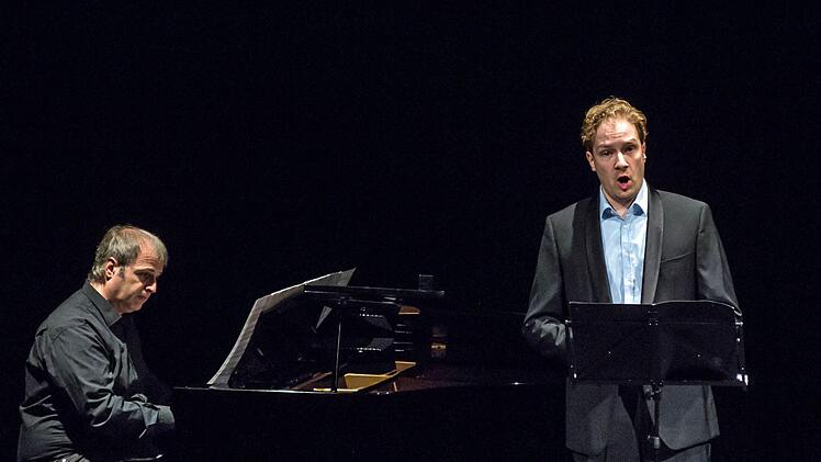 Der Tenor David Zimmer und Claudio Rizzi am Flügel gestalteten einen Liederabend im Theater in der Reithalle. Fotos: Jochen Berger