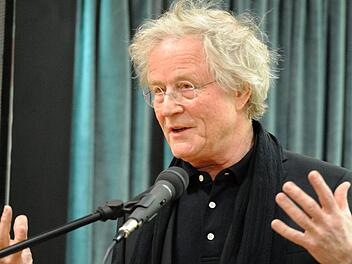 Tilman Röhrig dringt vor in Martin Luthers Zeit, auch in der Coburger Buchhandlung Riemann.  Foto: Carolin Herrmann