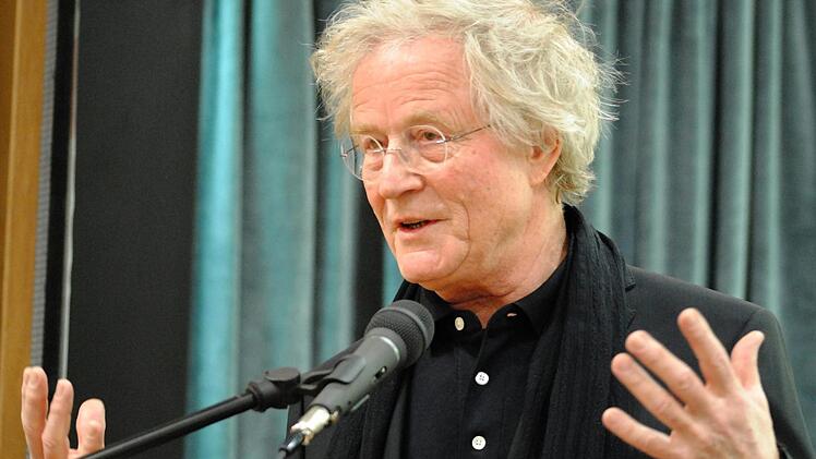 Tilman Röhrig dringt vor in Martin Luthers Zeit, auch in der Coburger Buchhandlung Riemann.  Foto: Carolin Herrmann