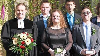 Untermerzbach —  Pfarrerin Sonja von Aschen (von links) konfirmierte in Untermerzbach fünf Jugendliche: Niklas Werft (Gereuth), Julia Schmitt (Untermerzbach), Roman Jarski (Obermerzbach), Luis Neder (Setzelsdorf) und Linda Scholl (Untermerzbach). Organist Werner Grell, Posaunenchor und Singkreis umrahmten die Feier. Foto: Katharina Becht