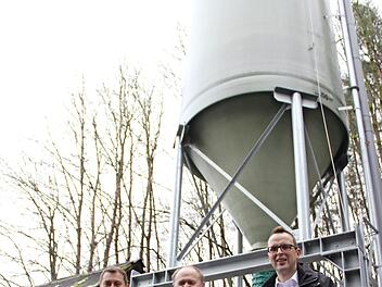 Stephan Albert, Rolf Vieth und Bürgermeister Andreas Pöhner freuen sich über die Installation des neuen, 60 Tonnen Streusalz fassenden Silos. Foto: Katharina Müller-Sanke