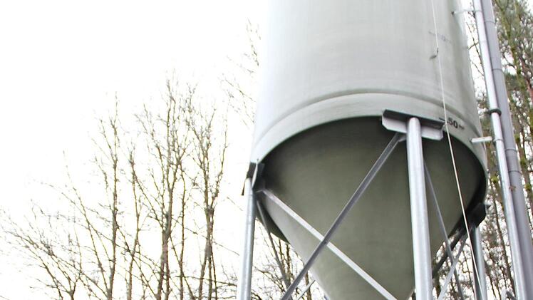 Stephan Albert, Rolf Vieth und Bürgermeister Andreas Pöhner freuen sich über die Installation des neuen, 60 Tonnen Streusalz fassenden Silos. Foto: Katharina Müller-Sanke