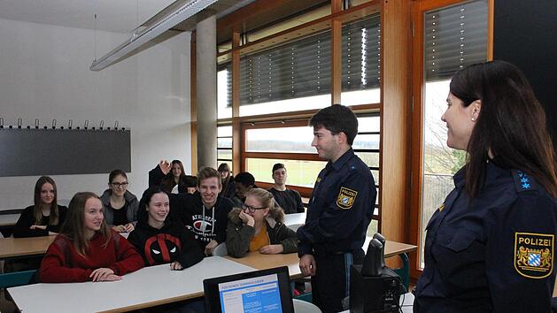 Polizeihauptmeisterin Daniela Engelhardt (rechts) und Fabian Walz, ein "Beamter in Ausbildung” (Zweiter von rechts) standen den Schülern für Auskünfte zur Verfügung.Evi Seeger