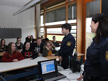 Polizeihauptmeisterin Daniela Engelhardt (rechts) und Fabian Walz, ein "Beamter in Ausbildung” (Zweiter von rechts) standen den Schülern für Auskünfte zur Verfügung.Evi Seeger