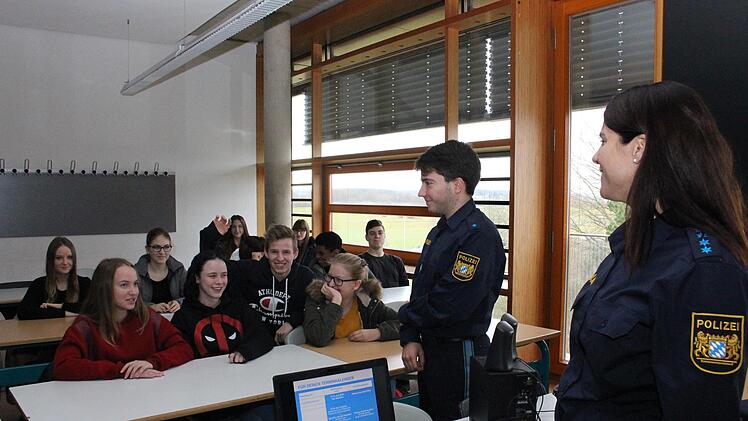 Polizeihauptmeisterin Daniela Engelhardt (rechts) und Fabian Walz, ein "Beamter in Ausbildung” (Zweiter von rechts) standen den Schülern für Auskünfte zur Verfügung.Evi Seeger