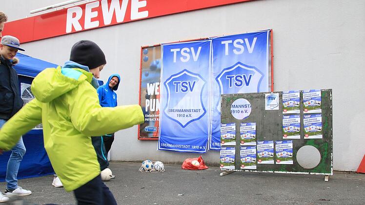 Die jungen Besucher konnten an der Torwand Sticker gewinnen. Foto: Andreas Hofbauer