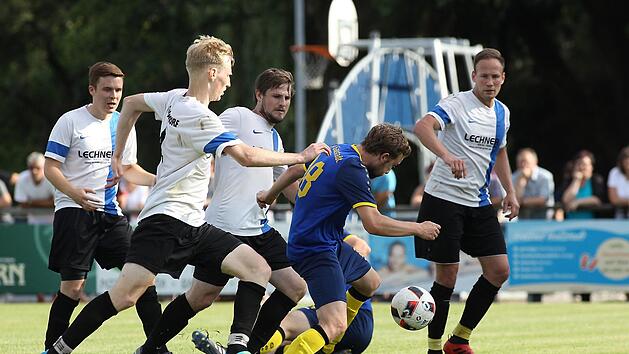Trotz br&uuml;tender Hitze wurde in der Relegation verbissen um jeden Ball gek&auml;mpft. Hier verhindern die Walsdorfer (v. l.) Felix Stein, Sebastian Stein, Markus Pfaffenberger und Simon Riemer (v. l.) den Schuss des Gaustadters Lukas Alt (blaues Trikot). Foto: sportpress
