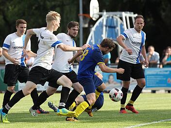 Trotz brütender Hitze wurde in der Relegation verbissen um jeden Ball gekämpft. Hier verhindern die Walsdorfer (v. l.) Felix Stein, Sebastian Stein, Markus Pfaffenberger und Simon Riemer (v. l.) den Schuss des Gaustadters Lukas Alt (blaues Trikot). Foto: sportpress