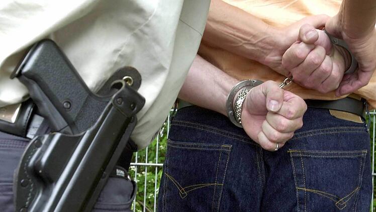 Ein Betrunkener nahm es am Mittwoch mit der Forchheimer Polizei auf dem Annafest auf. Schließlich landete der 35-Jährige in einer Zelle der Polizeiwache.  Symbolbild: Polizeipräsidium Oberfranken/Markus Führer