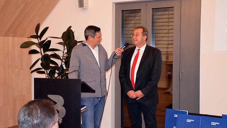 Mischa Salzmann im Gespräch mit Bernhard Bickel (rechts), der sich sowohl im Projektteam als auch als Autor betätigt hat.   im Gespräch mit Mischa Salzmann