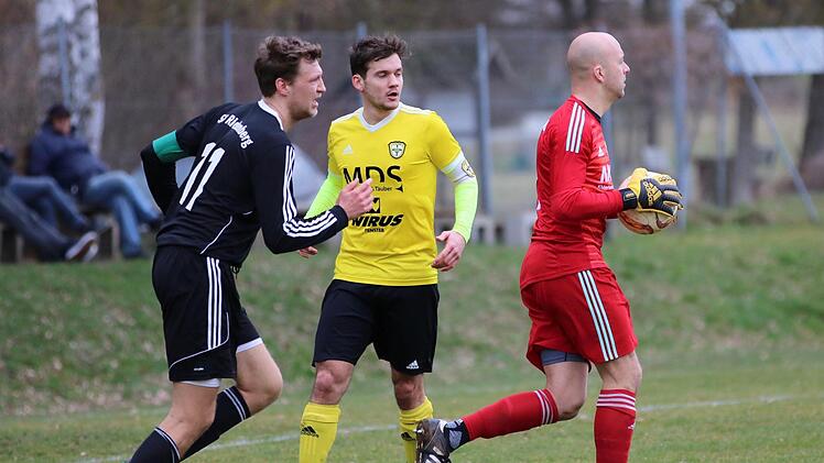 Szene aus dem Spiel des FC Thulba gegen den SV Riedenberg. Sebastian Schmittt