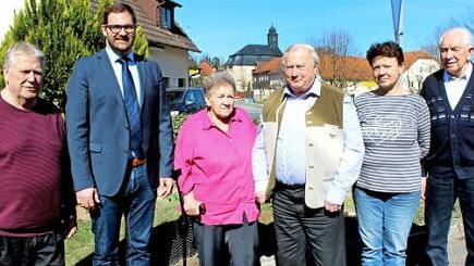 Der frühere Gastwirt Otto Sünkel (Vierter von links) feierte im Kreise der Familie (Dritte von links Ehefrau Ottilie) sowie Freunden und Abordnungen seinen 85. Geburtstag.  Foto: Horst Habermann